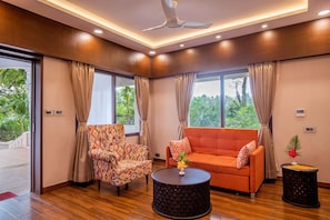 Luxury-Suite, Balkon, Hügelblick | Wohnbereich