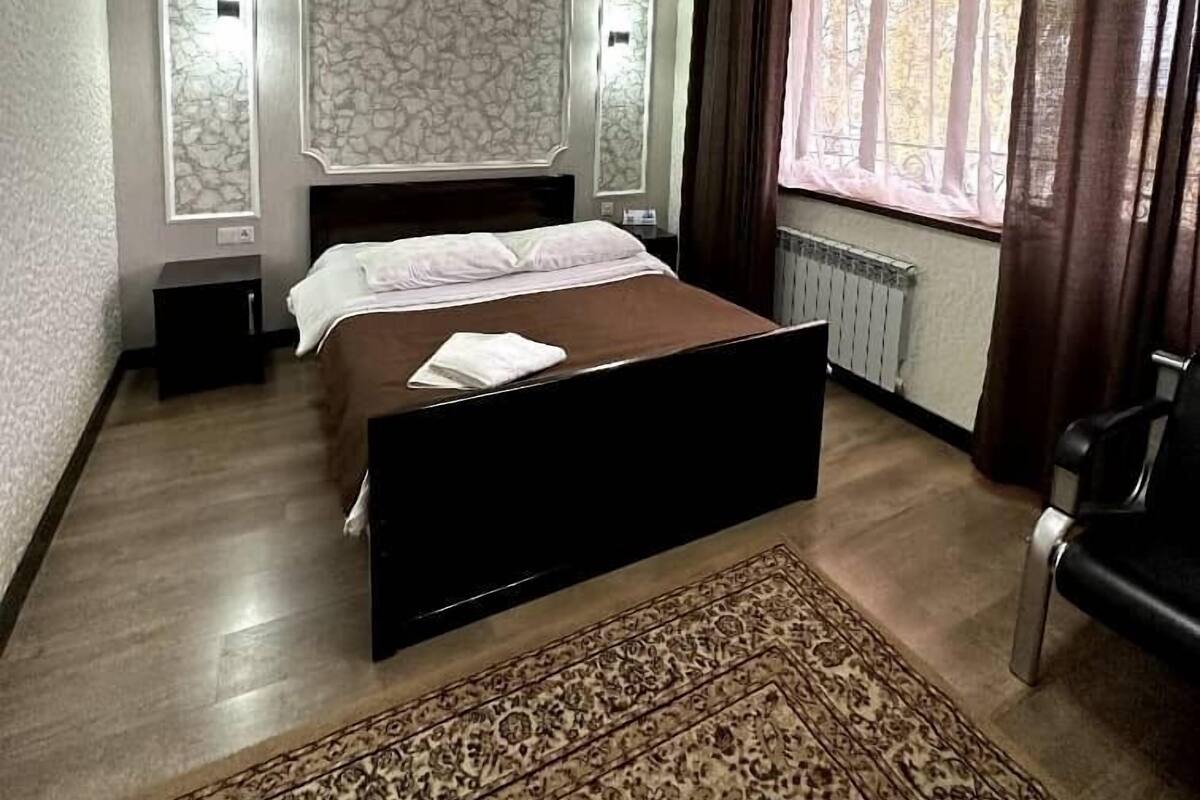 Phòng Suite tiện nghi đơn giản, quang cảnh thành phố | Trang bị nội thất với thiết kế riêng biệt, bàn
