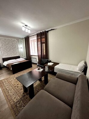 Suite Confort, vue sur la ville | Bureau, espace de travail pour ordinateurs portables