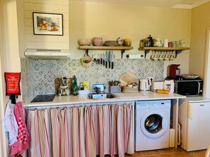 Kylskåp, mikrovågsugn, spishäll och kaffe- och tebryggare