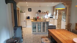 Jääkaappi, mikroaaltouuni, uuni, liesi