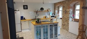 Jääkaappi, mikroaaltouuni, uuni, liesi