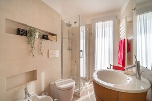 Shower, towels - Beautiful modern attic in Lignano (Lignano Sabbiadoro)