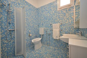 Douche, serviettes fournies