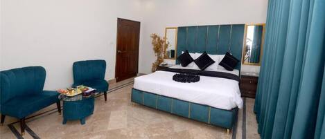 Desk, soundproofing, iron/ironing board, free WiFi