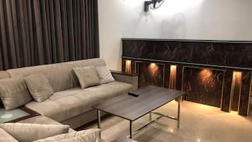 Desk, soundproofing, iron/ironing board, free WiFi