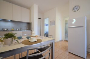 Fridge, microwave, stovetop, cookware/dishes/utensils - Apartment with common rooftop pool (Bibione)
