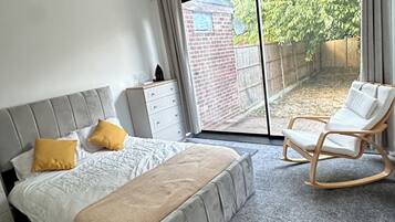 4 bedrooms, iron/ironing board, WiFi, bed sheets