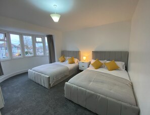 4 habitaciones, tabla de planchar con plancha, wifi y ropa de cama 