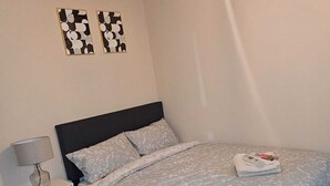Room - Lovely 1-bed Apartment 5 Mins From Romford Station (Romford)