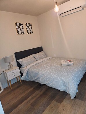 1 bedroom, iron/ironing board, free WiFi, bed sheets - Lovely 1-bed Apartment 5 Mins From Romford Station (Romford)