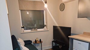 Living area - Lovely 1-bed Apartment 5 Mins From Romford Station (Romford)