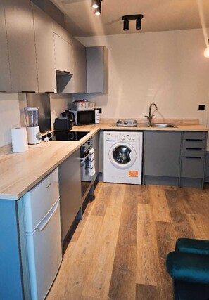 Fridge, microwave, oven, stovetop - Lovely 1-bed Apartment 5 Mins From Romford Station (Romford)