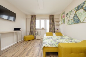 24-inch flat-screen TV with cable channels, pay films - Żoliborz Modern 8th Floor by Renters (Warsaw)