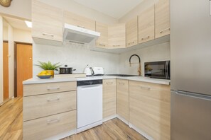 Microwave, dishwasher, coffee/tea maker, cookware/dishes/utensils - Żoliborz Modern 8th Floor by Renters (Warsaw)