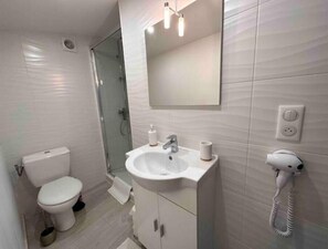 Haartrockner, Handtücher, Toilettenpapier