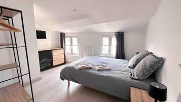 2 bedrooms, iron/ironing board, free WiFi, bed sheets