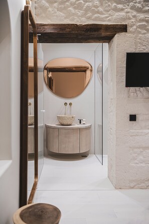 Ducha, secador de pelo, bidé y toallas