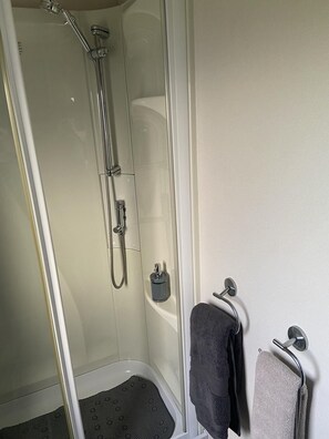 Huisje | Badkamer | Een douche, handdoeken