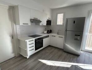 Kjøleskap, mikrobølgeovn, ovn og kokeplater