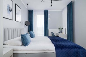 1 habitación, escritorio, tabla de planchar con plancha y cuna de viaje 