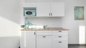 Kühlschrank, Mikrowelle, Herdplatte, Wasserkocher mit Kaffee-/Teezubehör