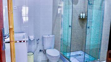 Standard Suite | Bathroom | Shower, bidet, towels, toilet paper