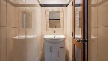 Suite estándar | Baño | Ducha, bidé, toallas y papel higiénico