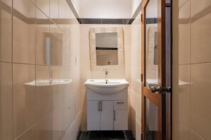 Standard Suite | Bathroom | Shower, bidet, towels, toilet paper - Belvilla Nirvana Near Monkey ForestNearCampuhan Ridge Walk (Ubud)