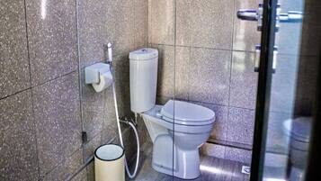 Suíte standard | Banheiro | Chuveiro, bidê, toalhas de banho, papel higiênico