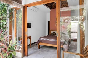 1 bedroom, desk, laptop workspace, free WiFi - Belvilla Nirvana Near Monkey ForestNearCampuhan Ridge Walk (Ubud)