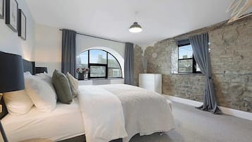 3 bedrooms, internet, bed sheets