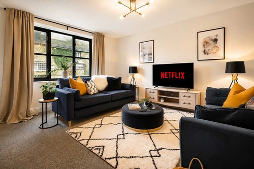 Cozy 3BR Family Home in Bowes | Sleeps 7 | Wi-Fi