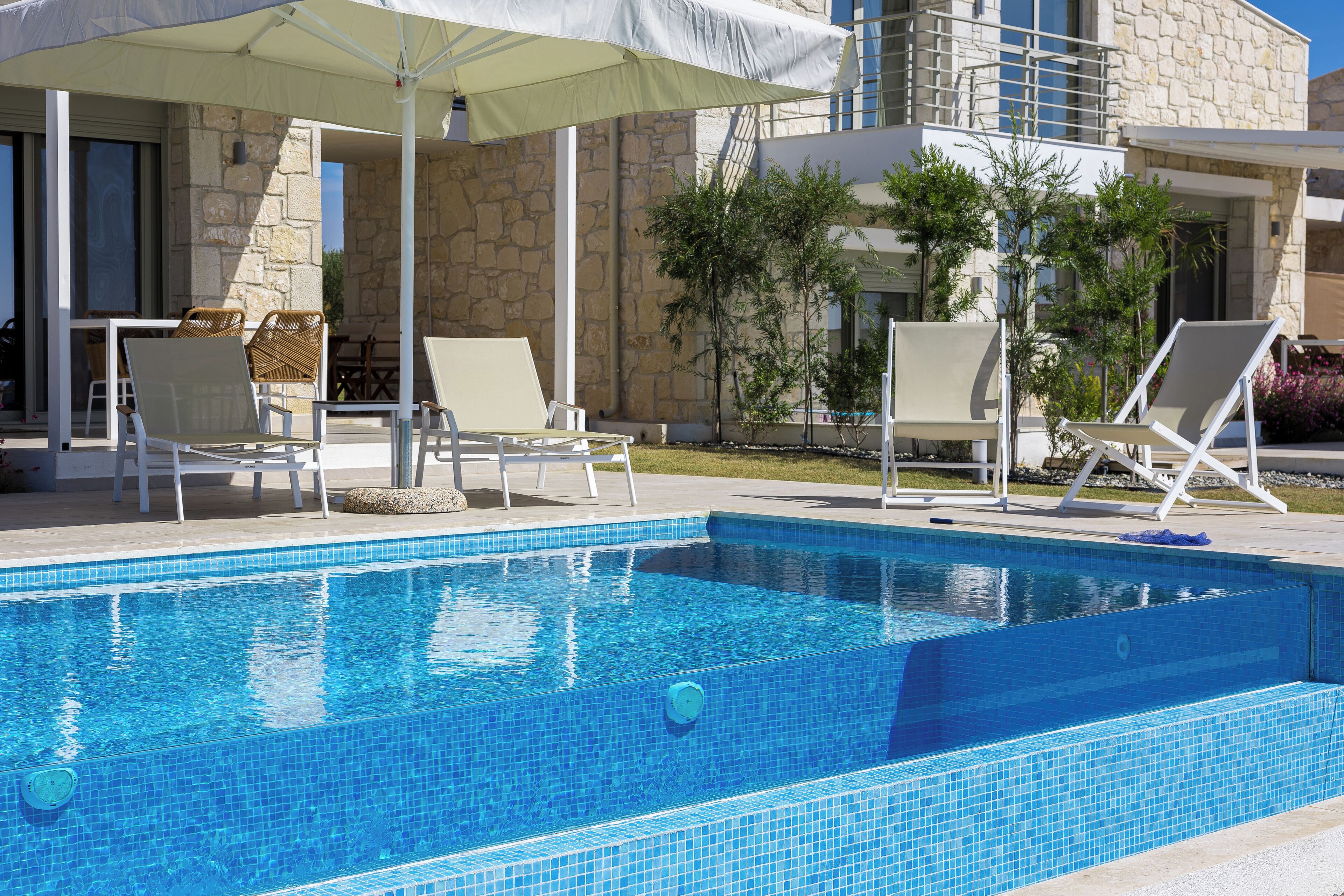 2 piscinas al aire libre, sombrillas, sillones reclinables de piscina