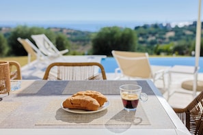 Luxury-Villa, Meerblick | Terrasse/Patio