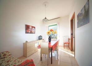 高级公寓 (2 Bedrooms) | 起居区 | 电视