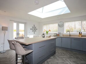 Cottage | Private kitchen | Fridge, dishwasher, electric kettle, toaster - Porth Ewyn (Holyhead)