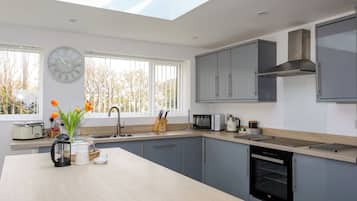 Cottage | Private kitchen | Fridge, dishwasher, electric kettle, toaster