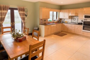 Private kitchen - Spacious House in Beautiful Malin Head (Malin)
