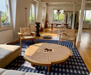 Fernseher, Bücher, Musikbibliothek, Videothek