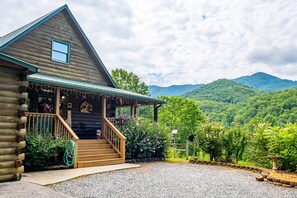 Exterior - Escape to the Dulce Mountain Cabin in Bryson City, NC (Bryson City)