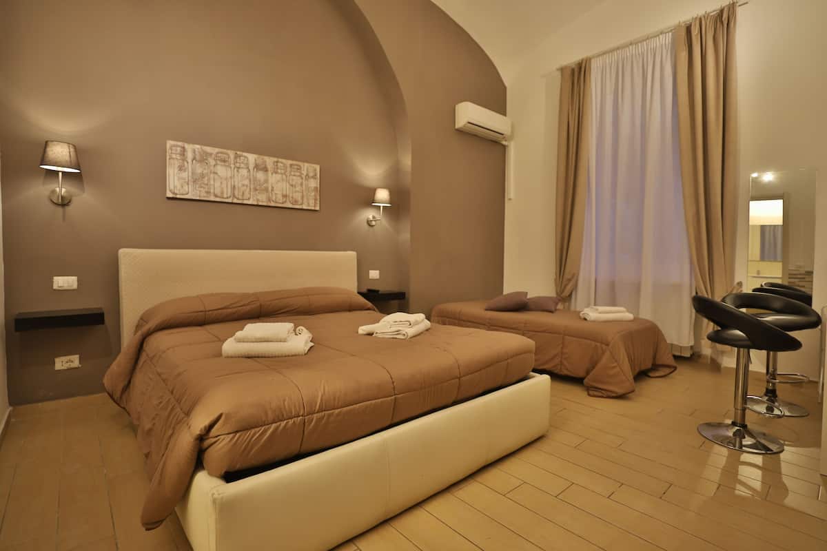 1 bedroom, desk, laptop workspace, free WiFi