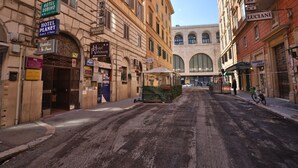 Una strada con diversi cartelli di alberghi, tra cui Hotel Rubino e Hotel Planet.