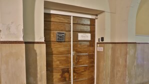 Una porta doppia in legno con un cartello che riporta la scritta "Roma City".