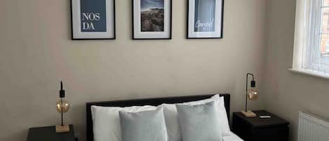 2 chambres, bureau, fer et planche à repasser, lit parapluie