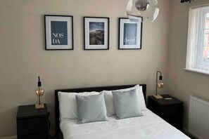 2 Schlafzimmer, Schreibtisch, Bügeleisen/Bügelbrett, Reisekinderbett