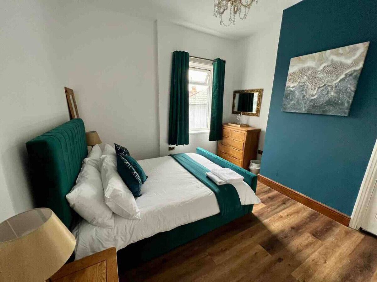 2 bedrooms, desk, iron/ironing board, WiFi