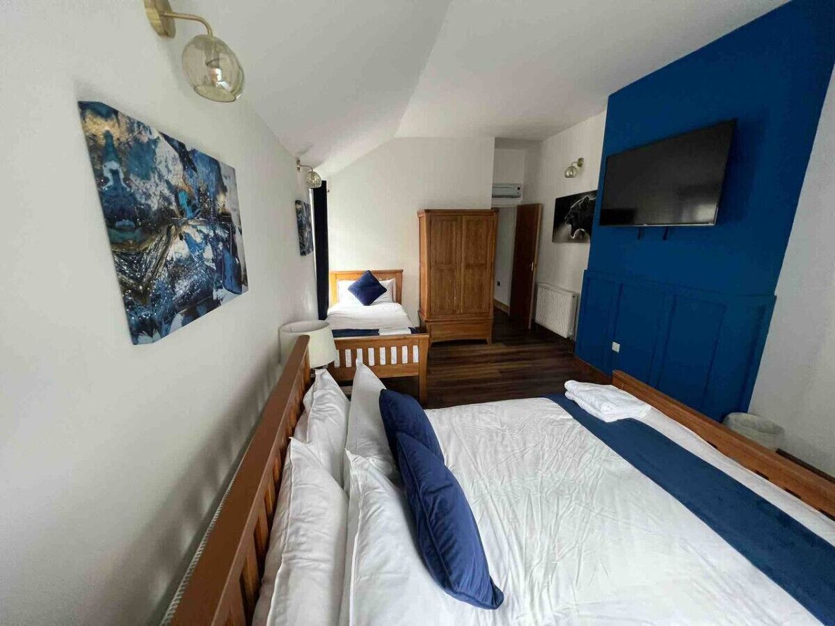 2 habitaciones, escritorio, tabla de planchar con plancha y wifi 