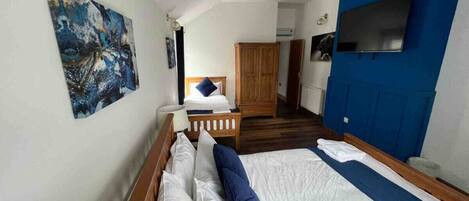 2 habitaciones, escritorio, tabla de planchar con plancha y wifi