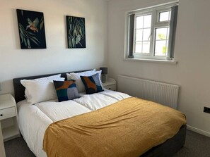 3 slaapkamers, een bureau, een strijkplank/strijkijzer, wifi